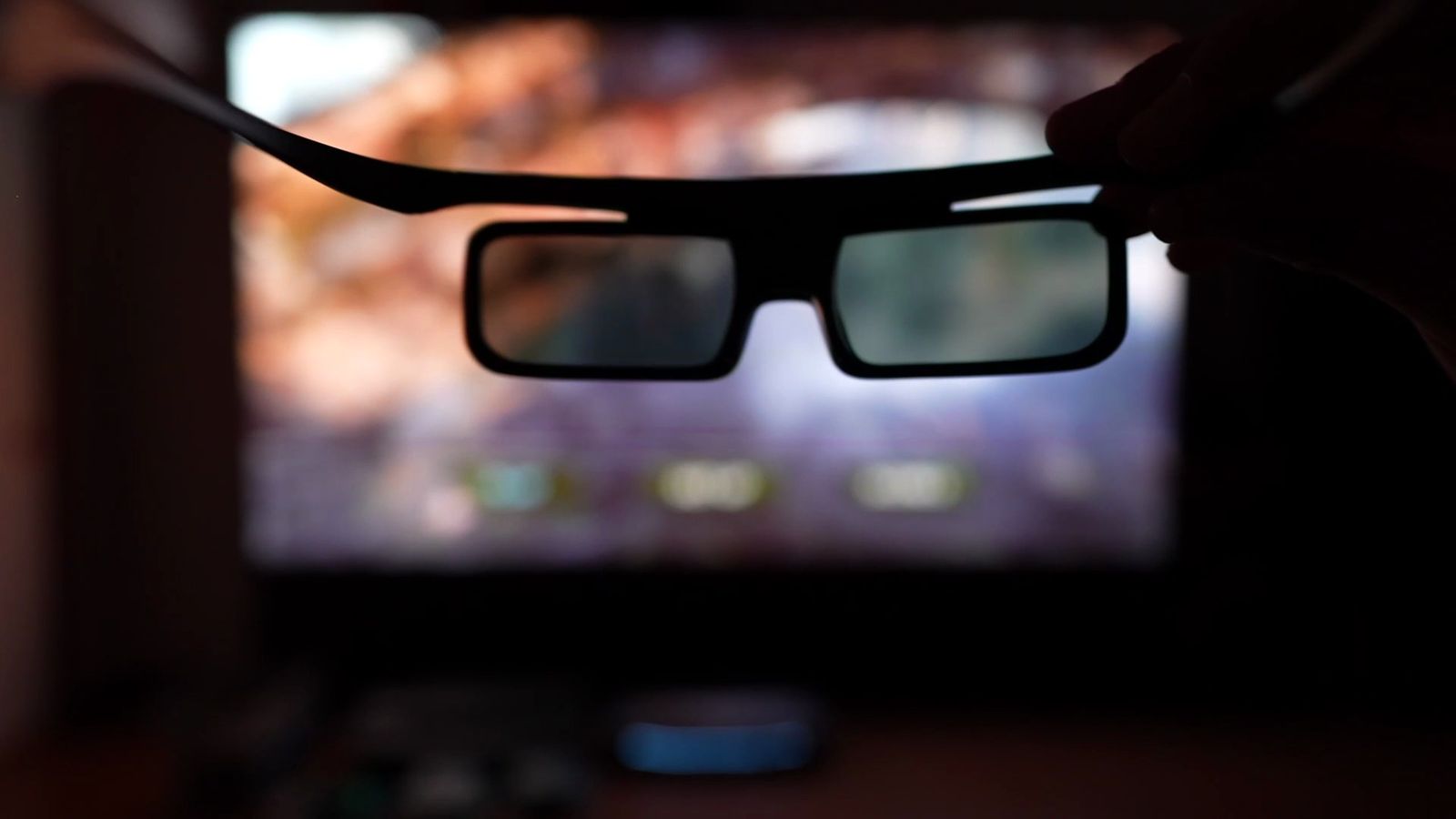 投影中の画面の前にかざしたDLPリンク対応の3Dメガネ