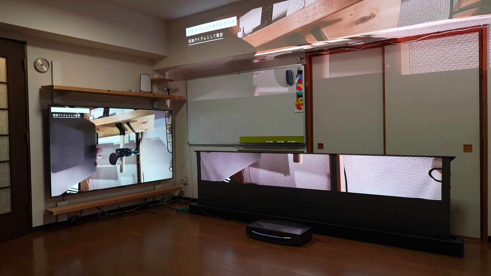 電源連動で床から自動で立ち上がる途中のALRスクリーンと本体