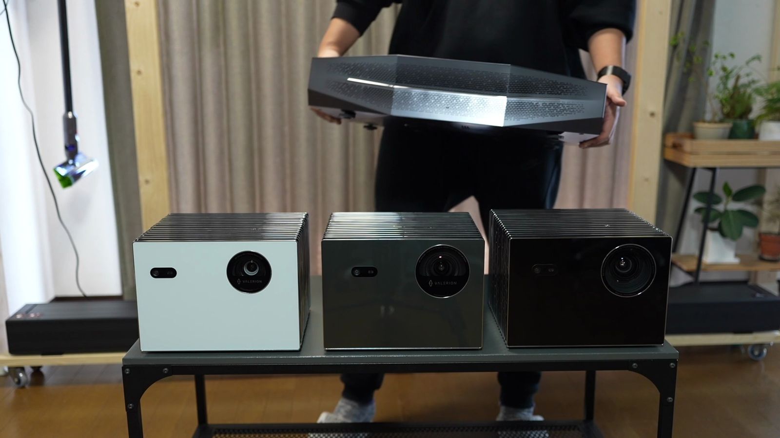 Valerionの長焦点プロジェクター3台と、超短焦点のAetherion Max本体