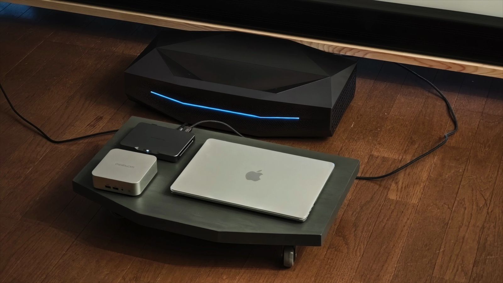 本体手前にMacBookとミニPCを置き、短いケーブルで接続した配線まわり