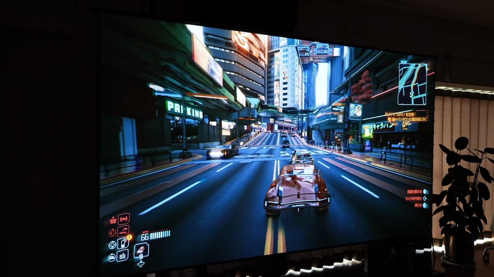 120インチのスクリーンに投影したゲーム画面。ネオンの発色まで鮮明