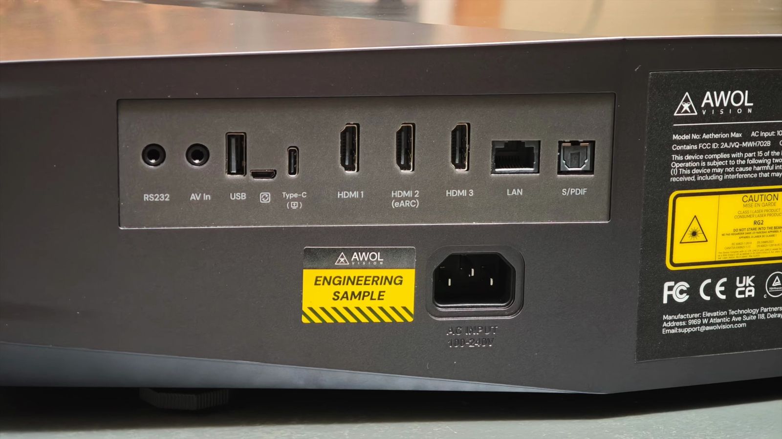 背面の入出力パネル。HDMI3系統・LAN・S/PDIF光デジタルが並ぶ