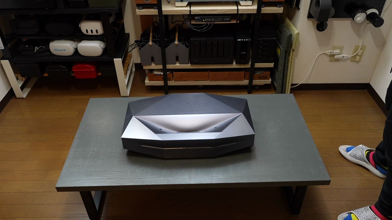 ローテーブルに置いたAetherion Max本体。据え置き前提の大きさがわかる