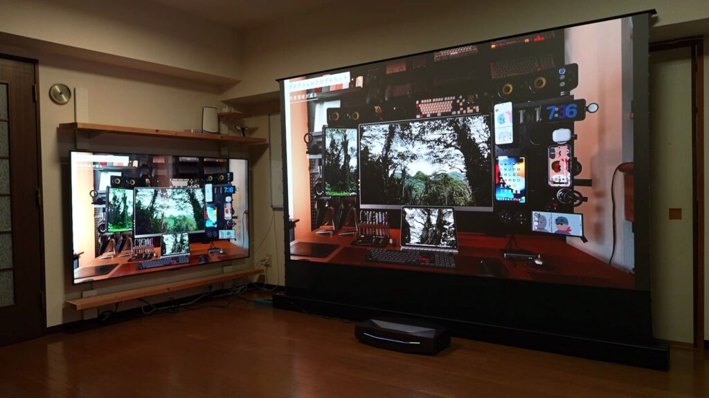 大型テレビと並べて120インチ投影の大きさを比べたAetherion Max