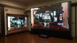 大型テレビと並べて120インチ投影の大きさを比べたAetherion Max
