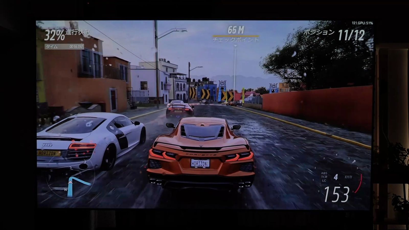 レースゲームを投影した画面全体。上端の表示までくっきり読める