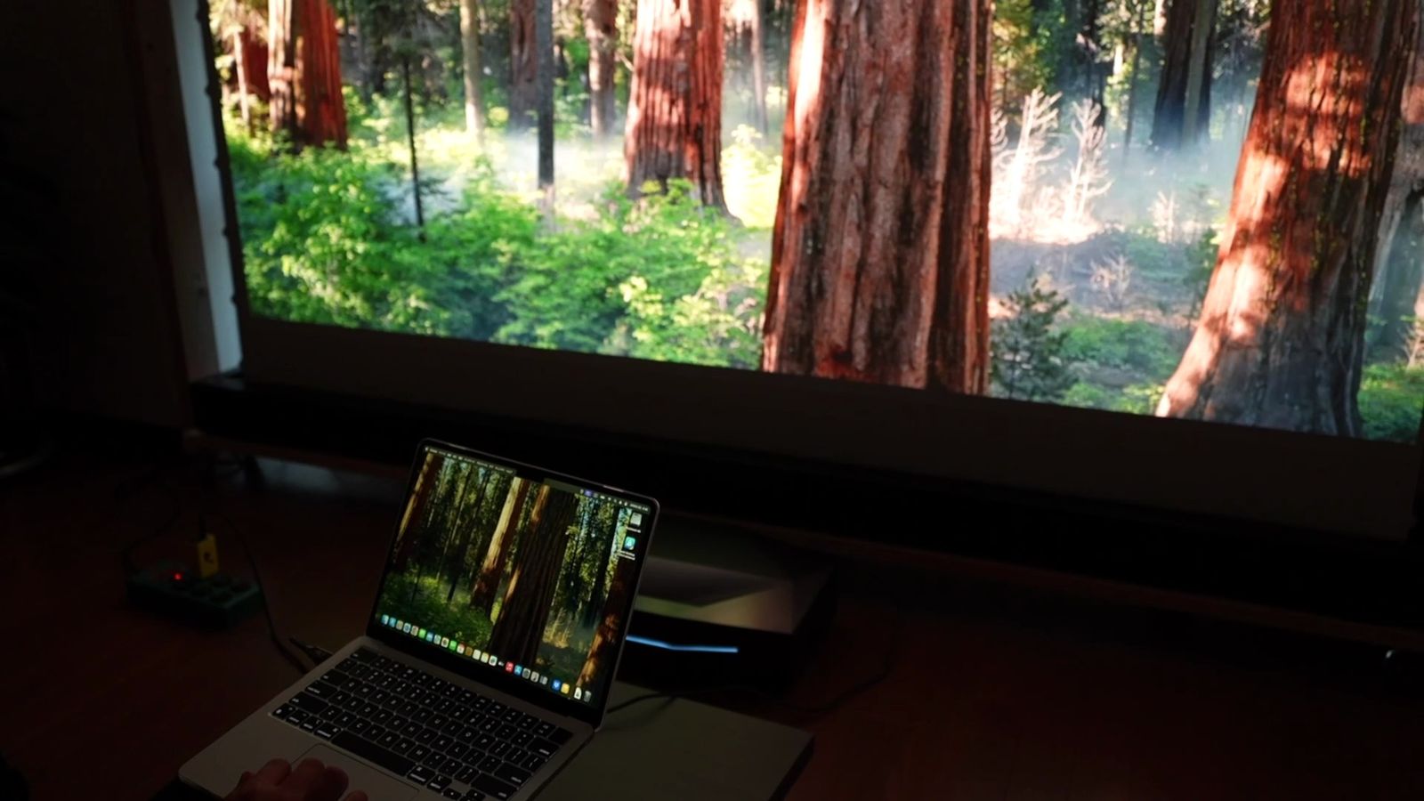 MacBookの画面をUSB-C接続で120インチのスクリーンに映したところ
