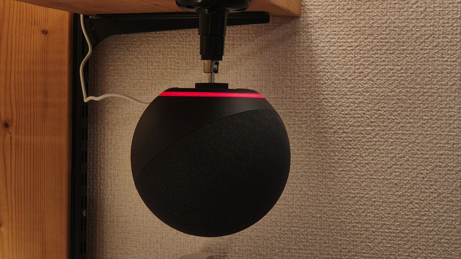 マイクをミュートして赤いリングが点灯したEcho