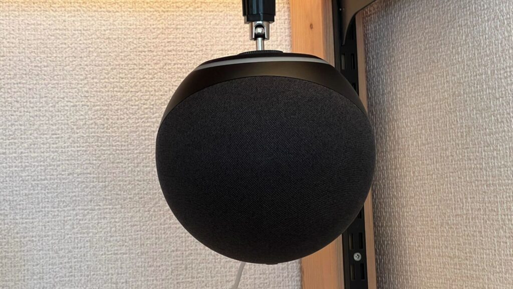 三脚穴を使って天井から吊り下げたEchoスピーカー