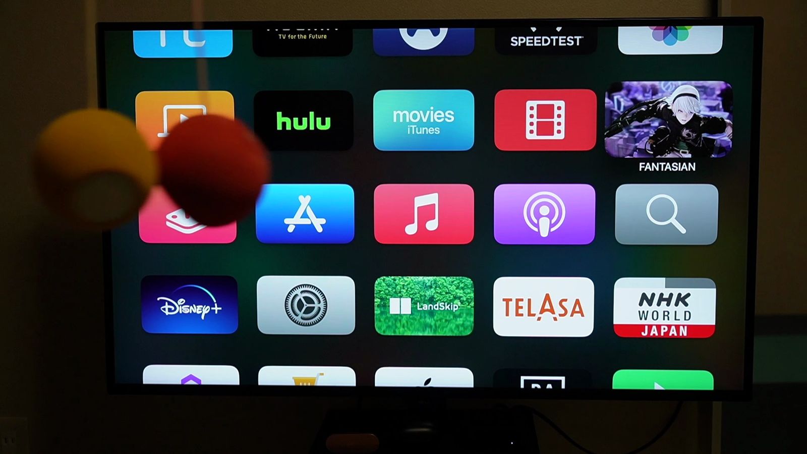 Apple TVのホーム画面と2台のHomePod mini