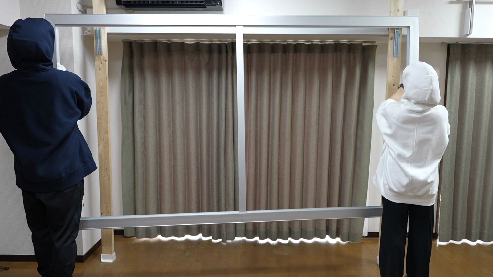 組み上げたフレームを柱の金具に掛けたところ