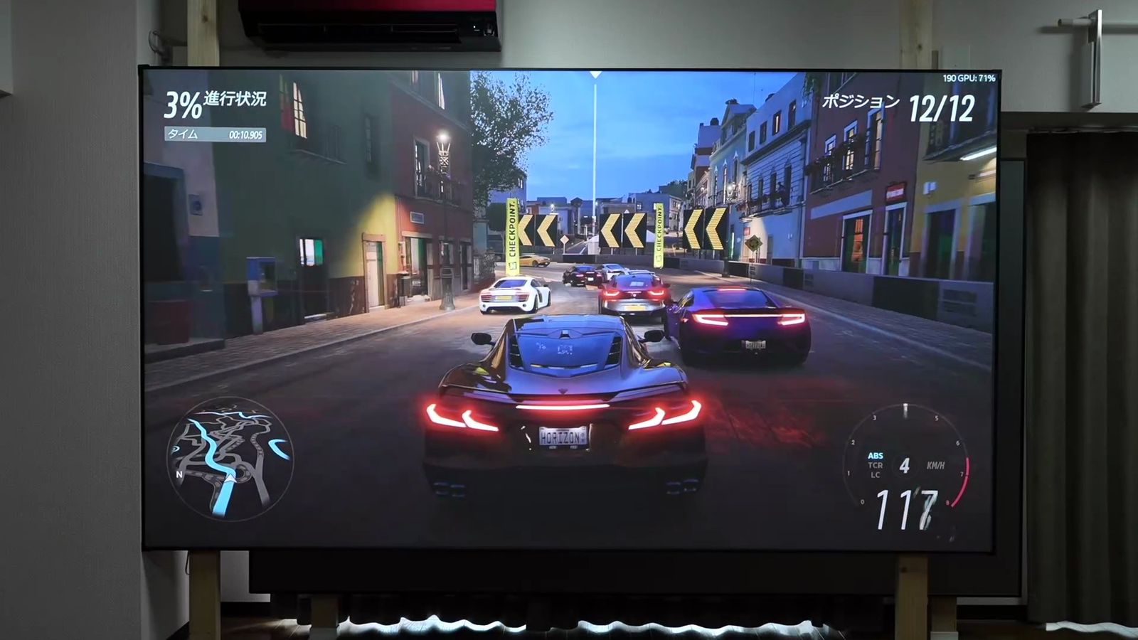 暗い部屋でスクリーンに投影したゲーム映像