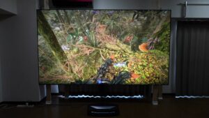 柱に立てた120インチの固定フレームスクリーンに投影したゲーム映像の全景