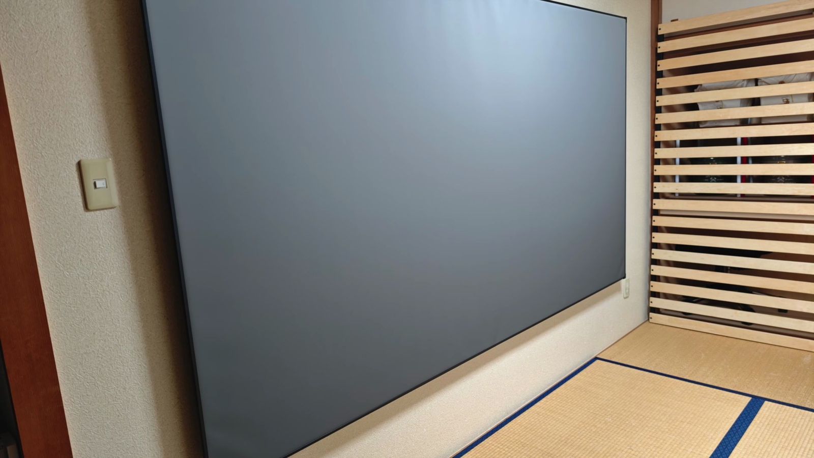 和室の壁面いっぱいに設置した100インチのスクリーン