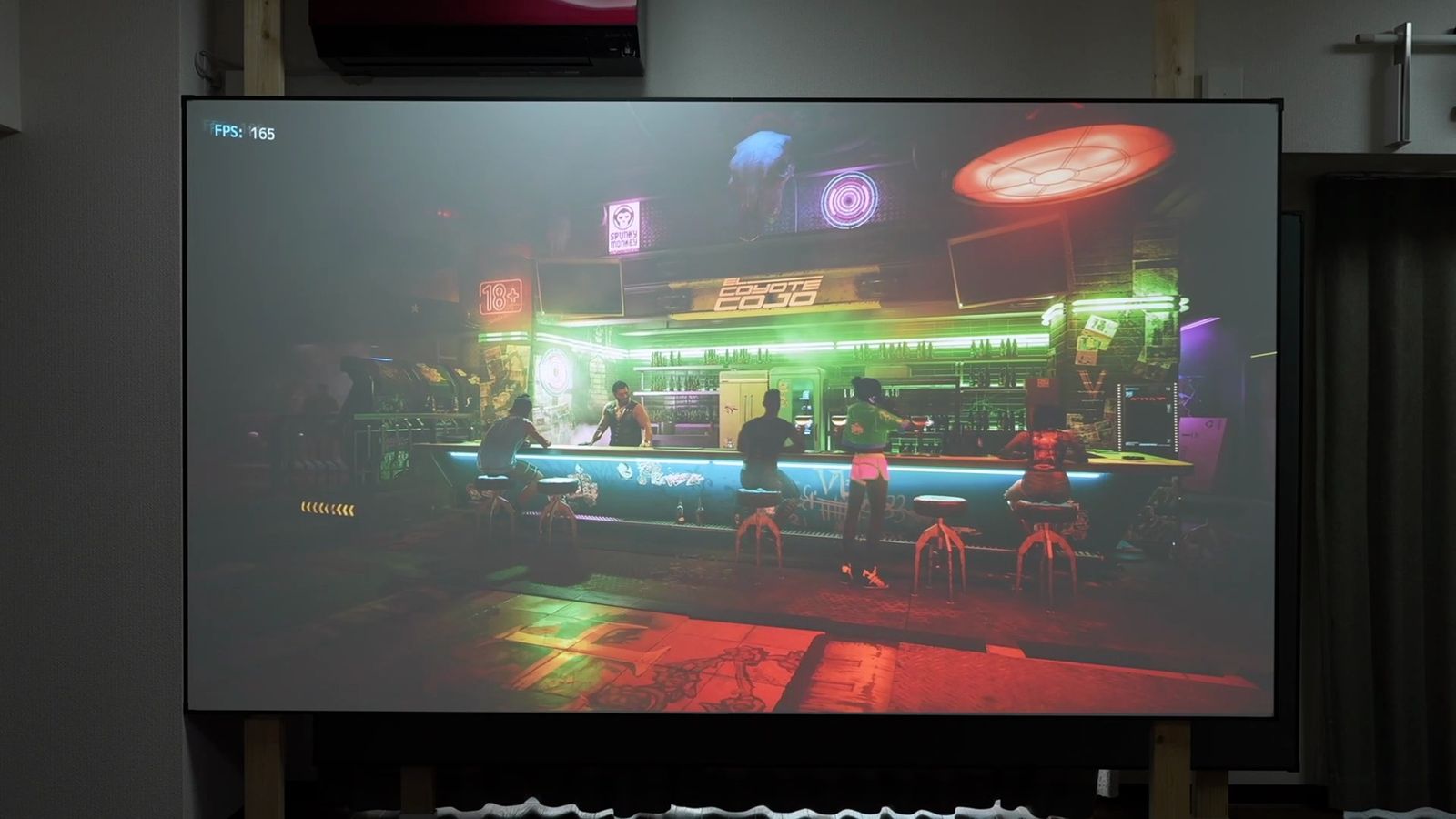 マットスクリーンに投影した暗所のゲーム映像