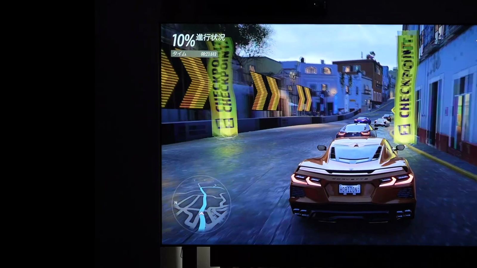 ポップアップスクリーンに投影した映像
