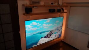 賃貸リビングの壁面に固定した75インチのTCL C6K