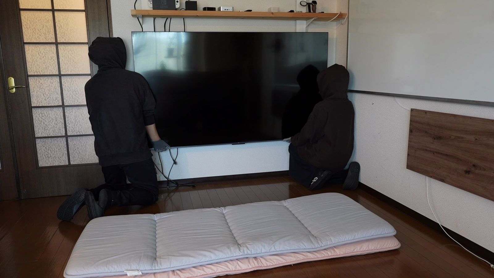 75インチのC6Kを2人がかりで持ち上げているところ