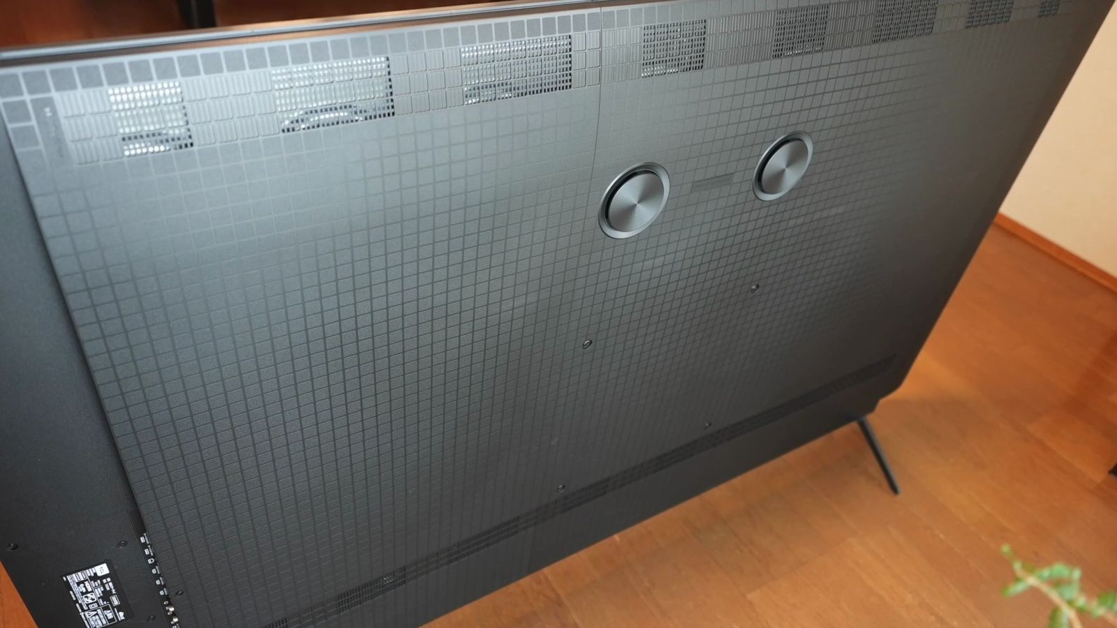 立てかけた状態のC6K背面。フラットな筐体とスピーカー部