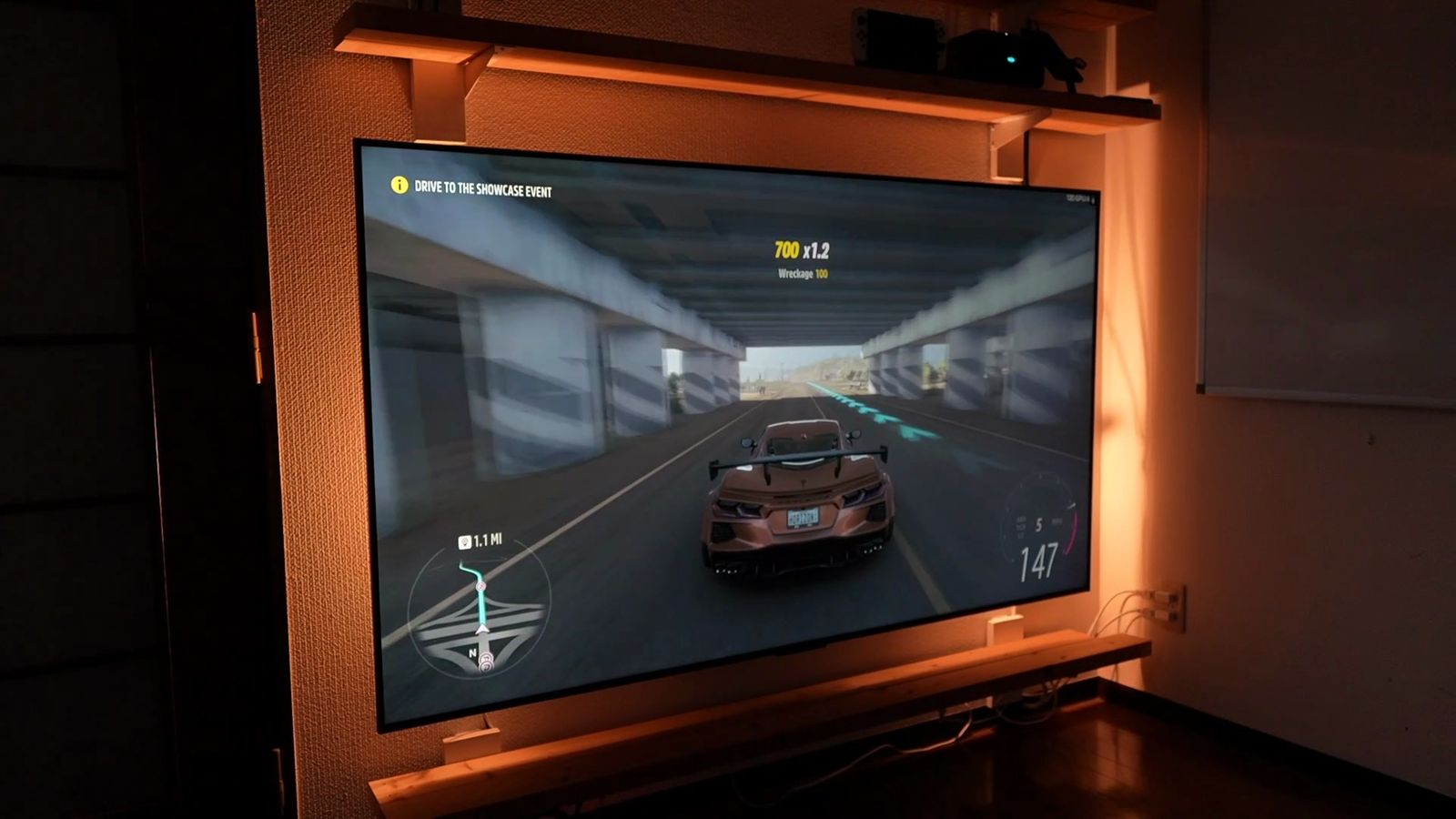 壁面固定したC6Kで表示したレーシングゲームの画面