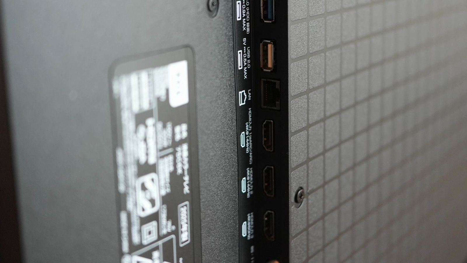 C6K背面のHDMI端子部。HDMI端子とLANポートが並ぶ
