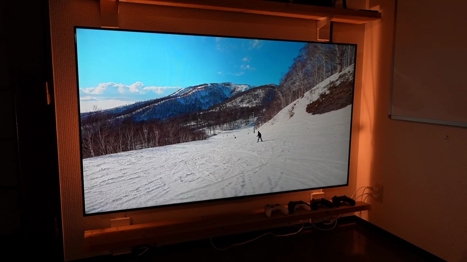 壁面に固定した75インチC6Kで表示した風景映像