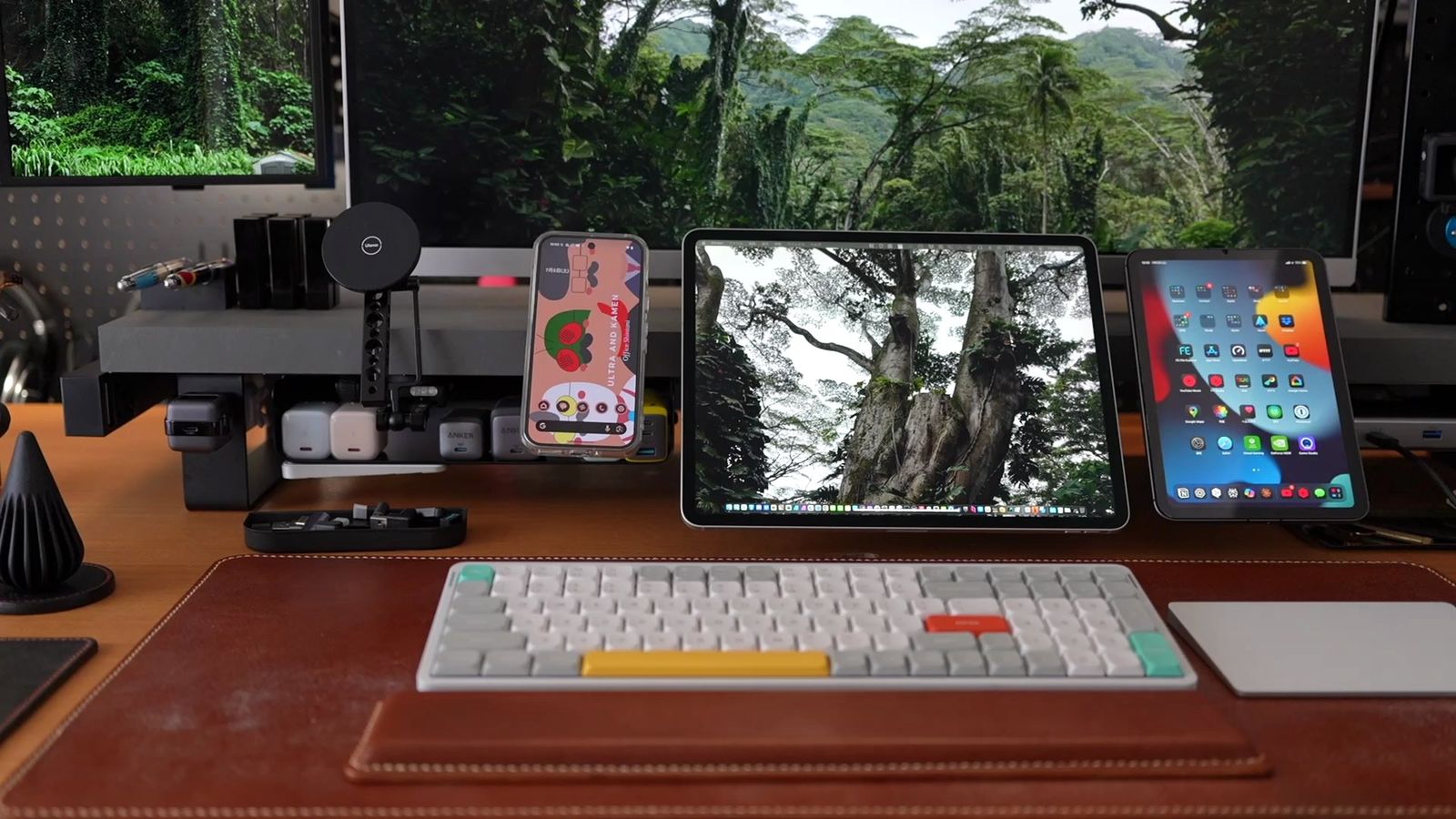 デスクシェルフにスマホ・iPad・タブレットを並べた完成状態のデスク全景