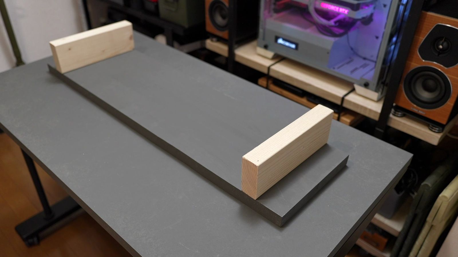 細長い板の両端に2×4材の足を付けただけのデスクシェルフの構造