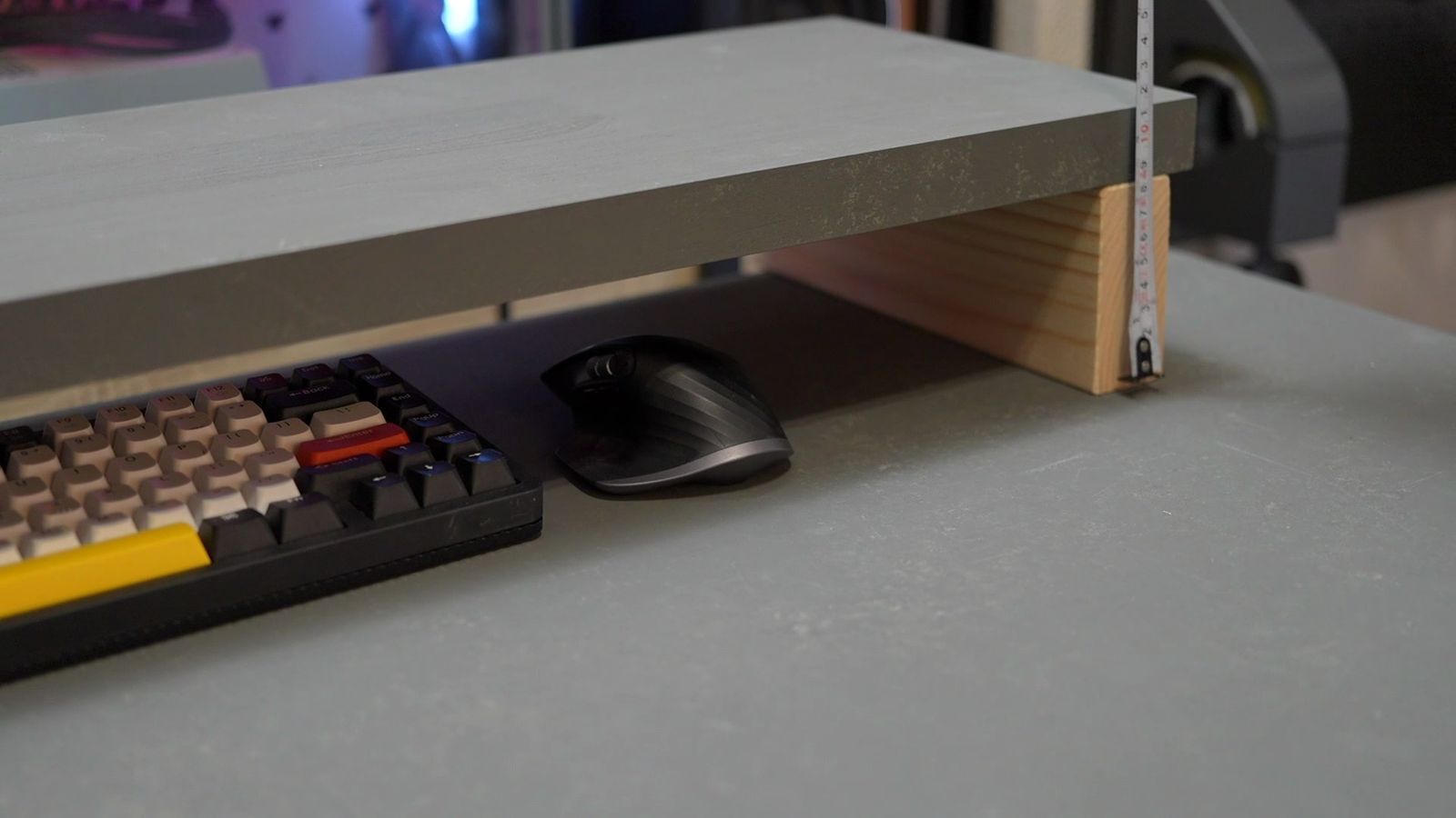 2×4材の棚足で持ち上げたデスクシェルフと、その下に収まるキーボードとマウス