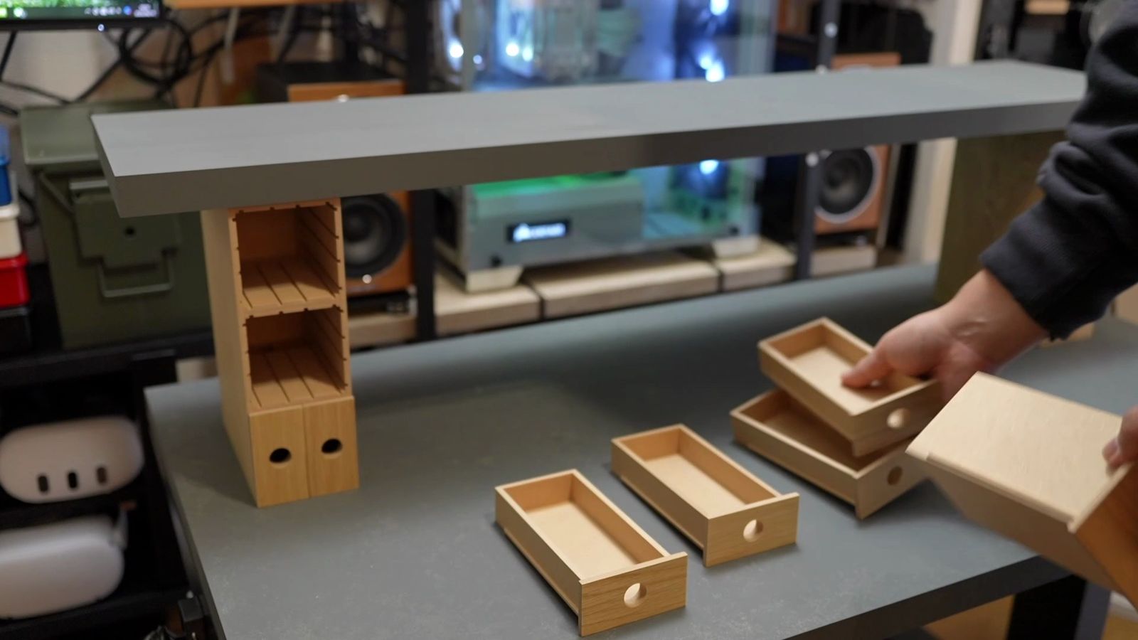 無印良品の木製小物収納を棚足に転用したデスクシェルフと、取り出した引き出し