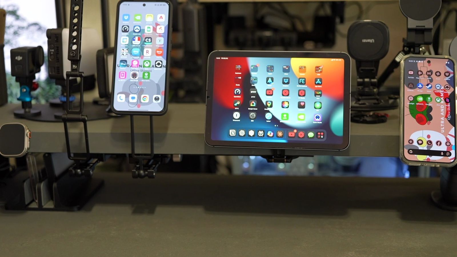 マグネットでスマホとタブレットを並べたモジュール式デスクシェルフ