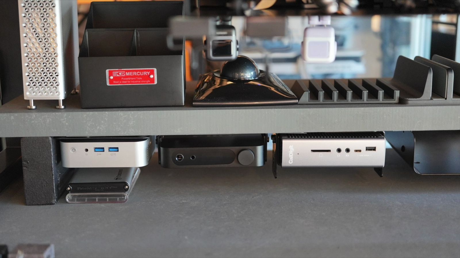 天板裏にマグネットで固定したミニPC