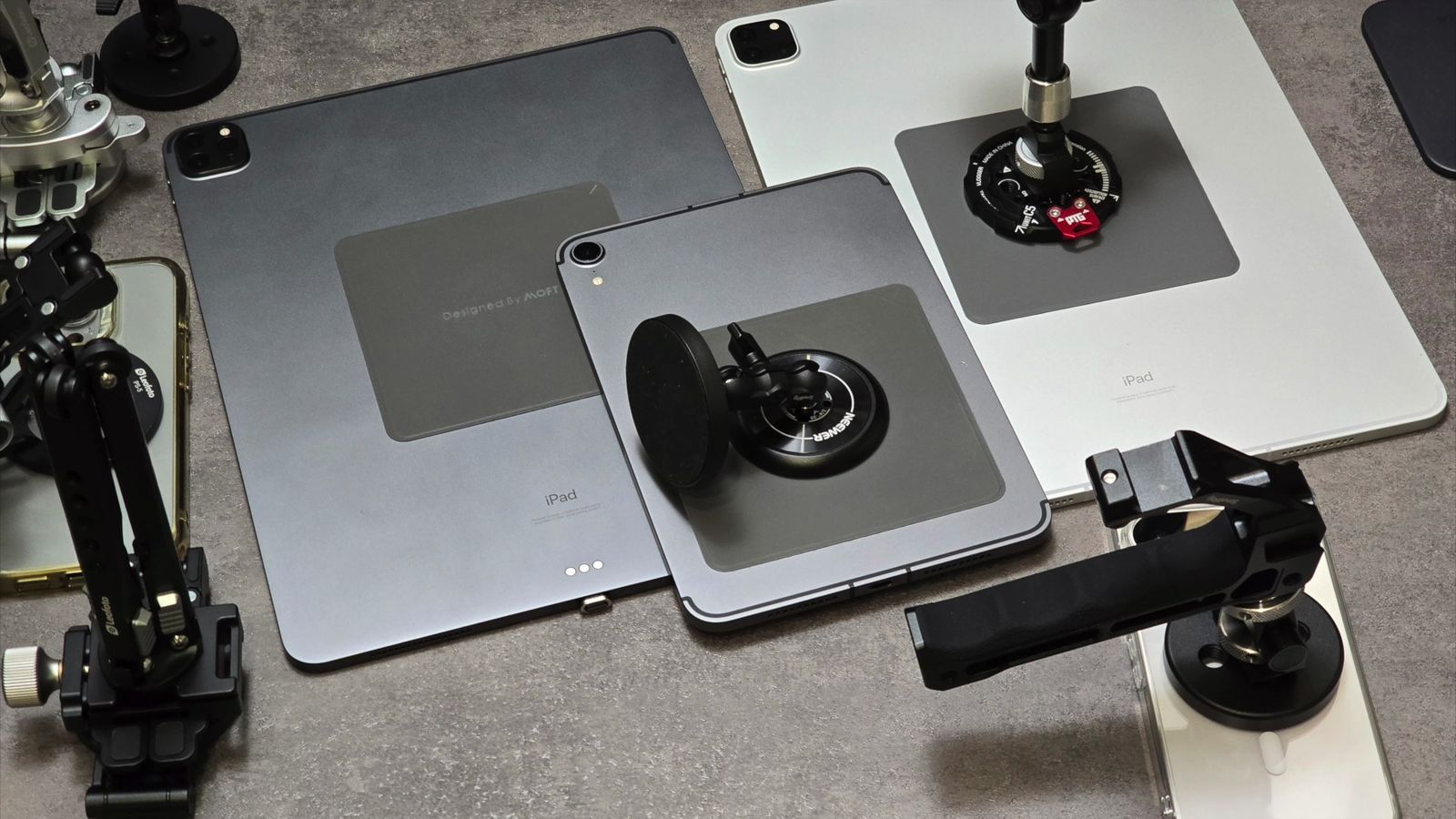 MOFTのマグシールを貼ったタブレットとマグネットマウント