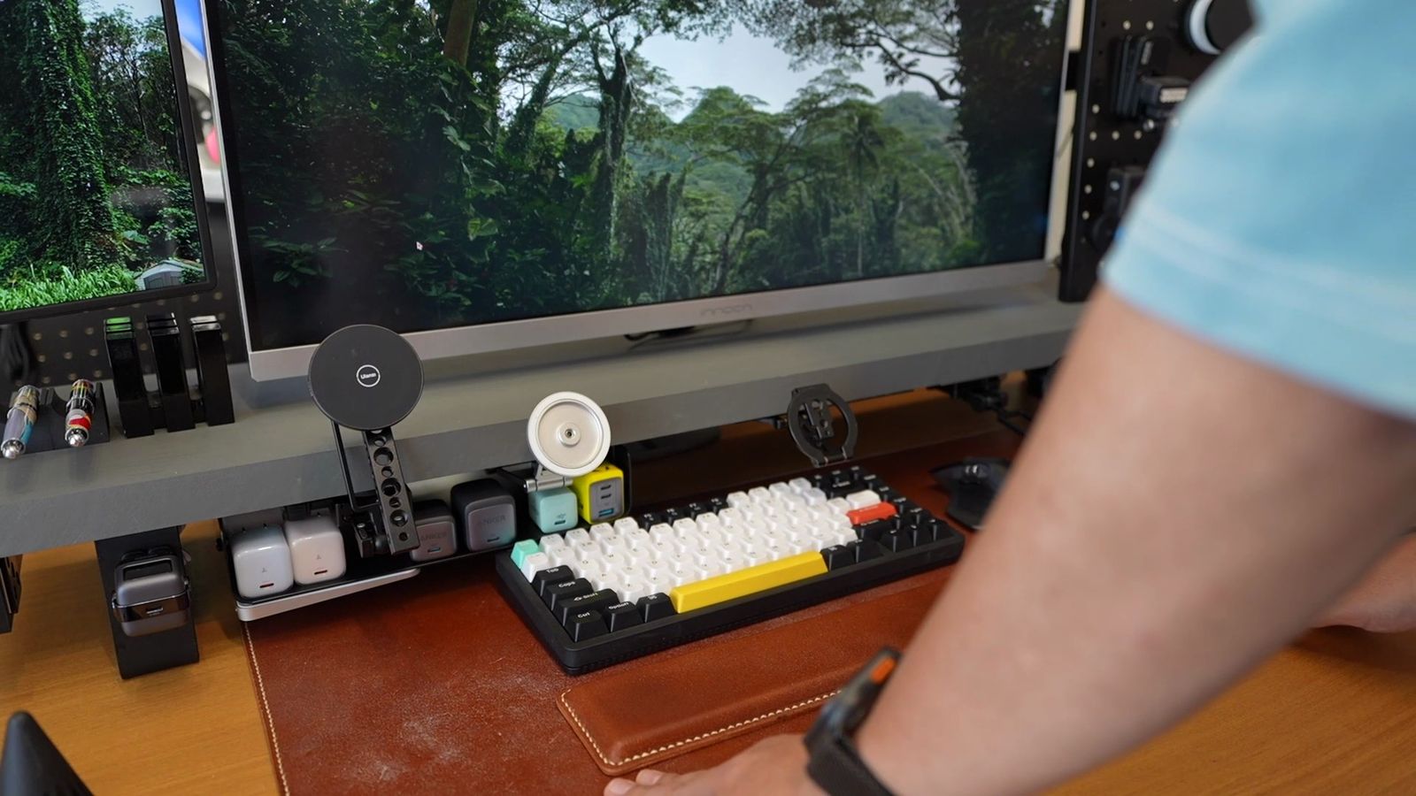 棚の前面がホルダーで埋まり、キーボードを退避しにくくなったデスク