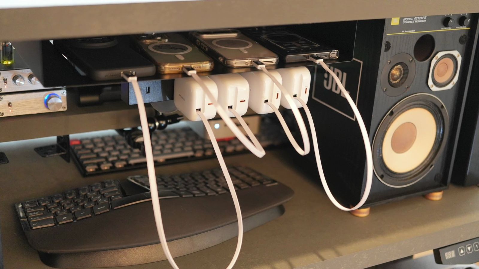 シェルフ下の見える位置に固定した電源タップと充電ケーブル