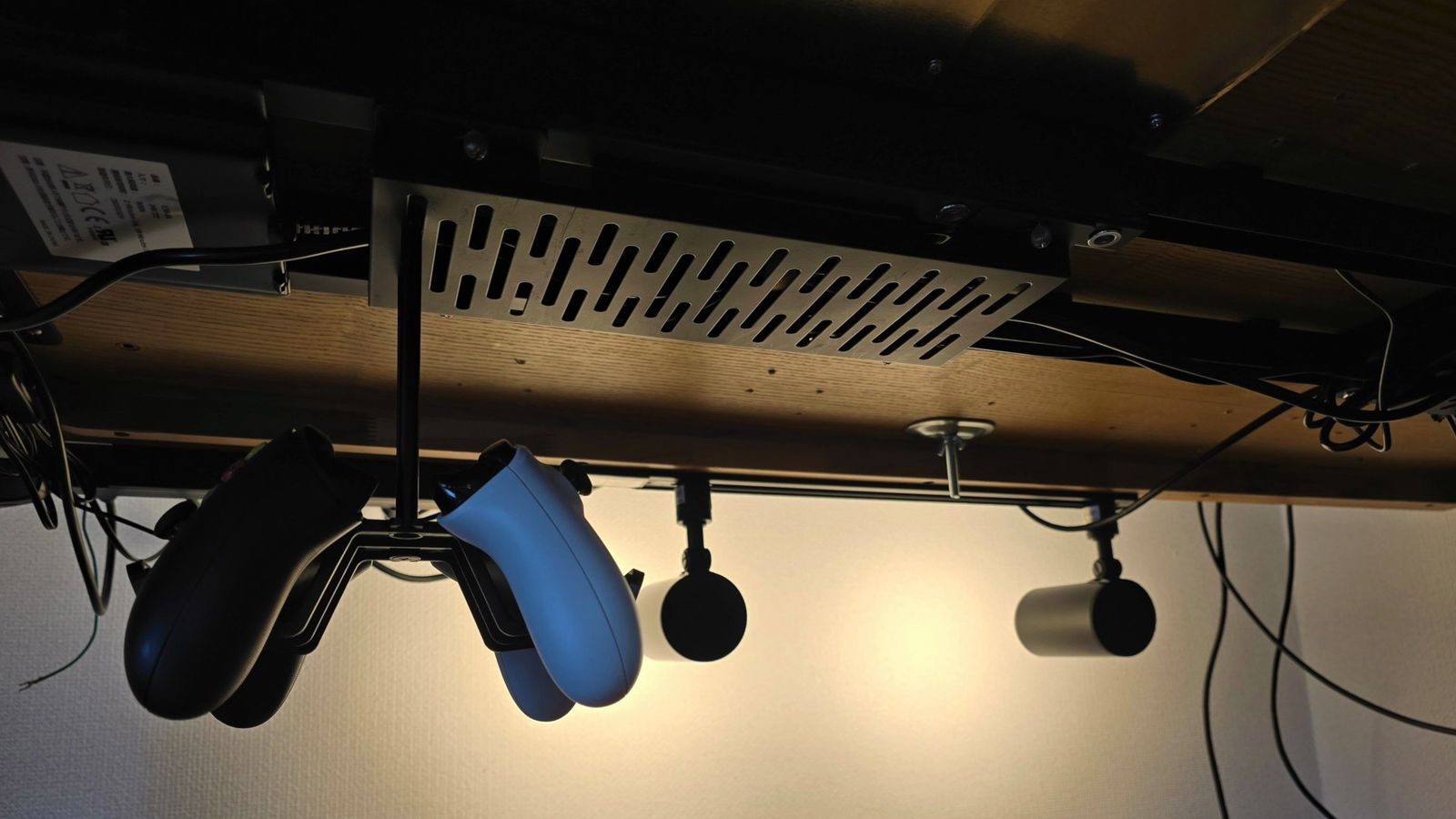 マグネット対応化したラックにコントローラーを吊り下げた状態