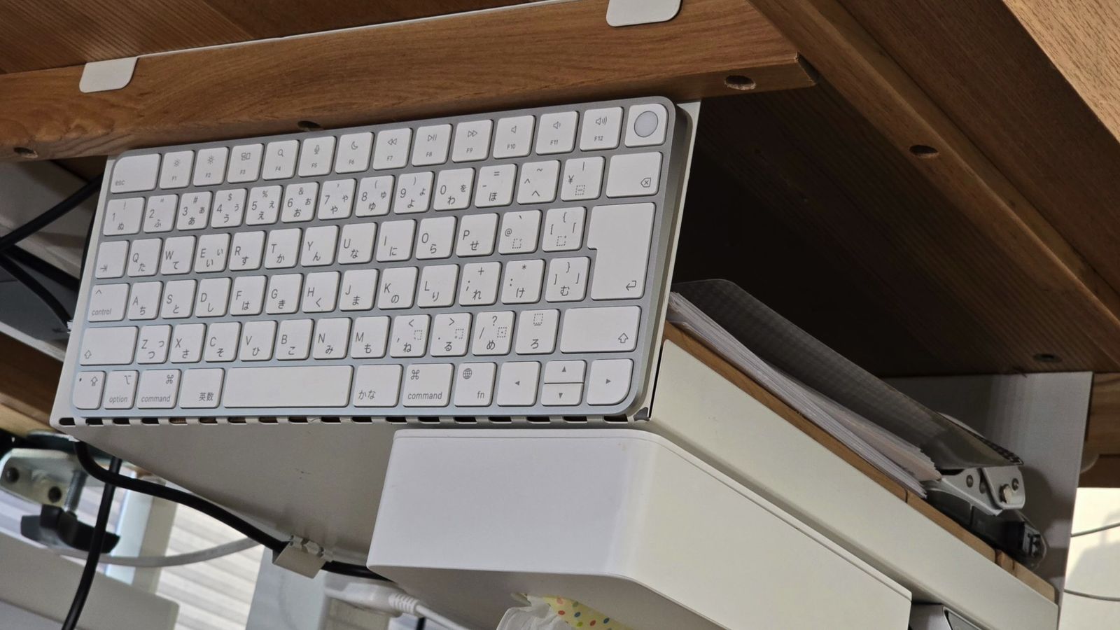 デスク裏に取り付けたキーボード。指紋認証だけ使えるようにしている