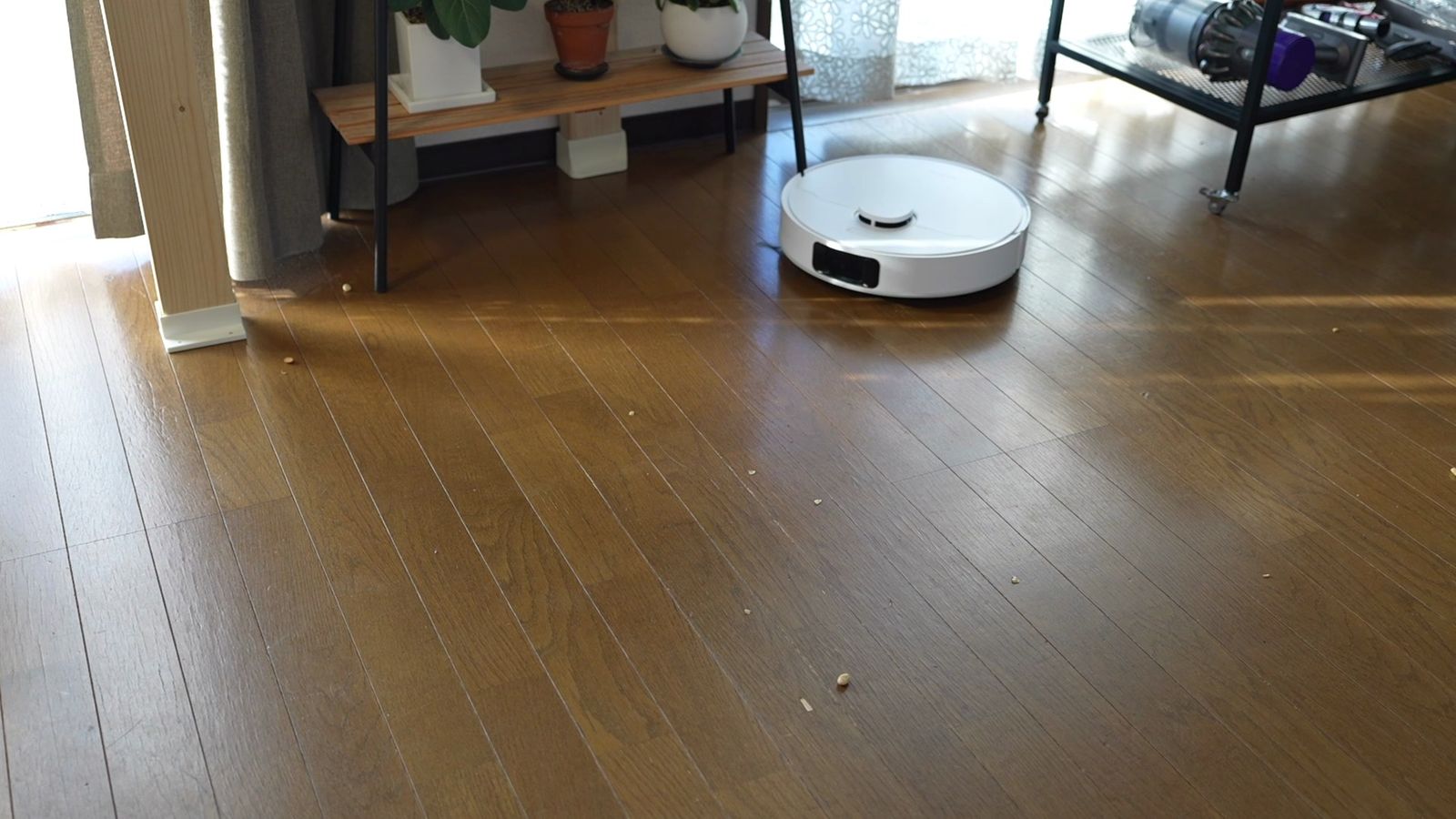 床に散らばった豆を吸わせる検証。走行中のロボット掃除機