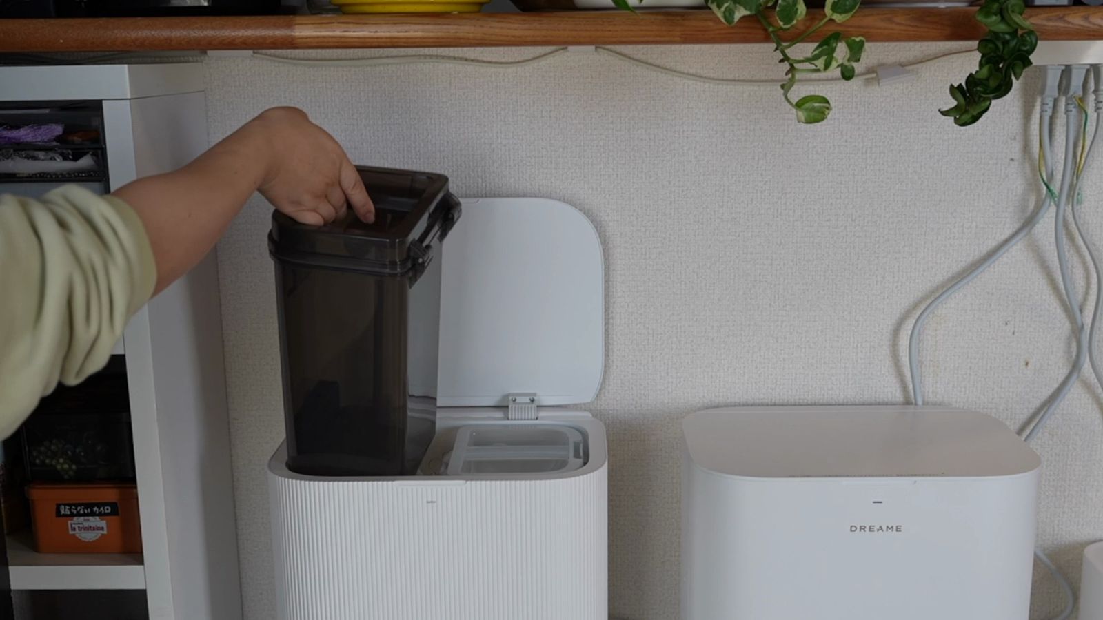 ドックから汚水タンクを真上に引き上げて取り出すところ