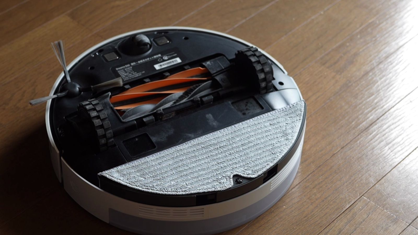 本体裏面。オレンジのゴムと黒い毛、2本並んだブラシとモップパッド
