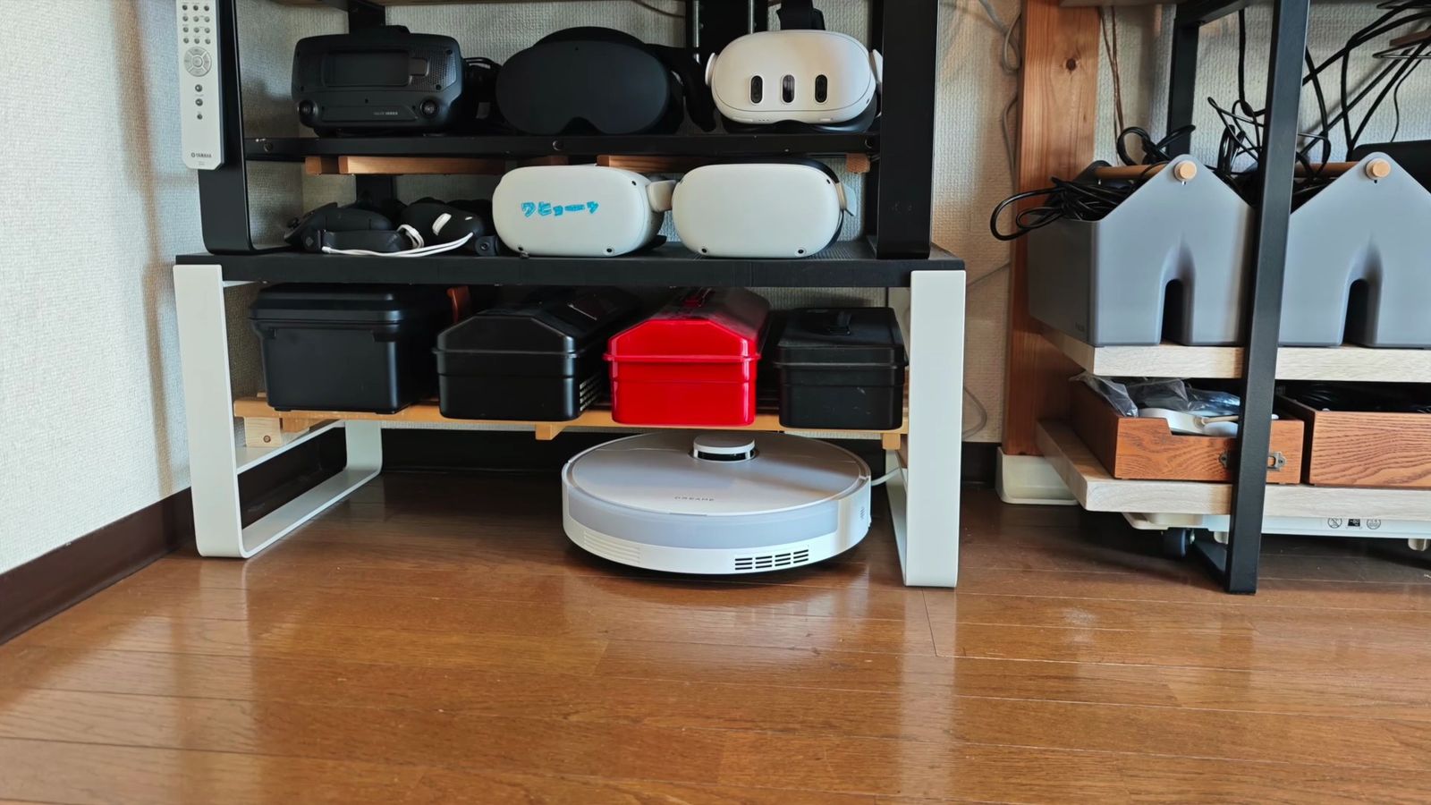 棚の下に収まる、ドックなしのスリムなロボット掃除機