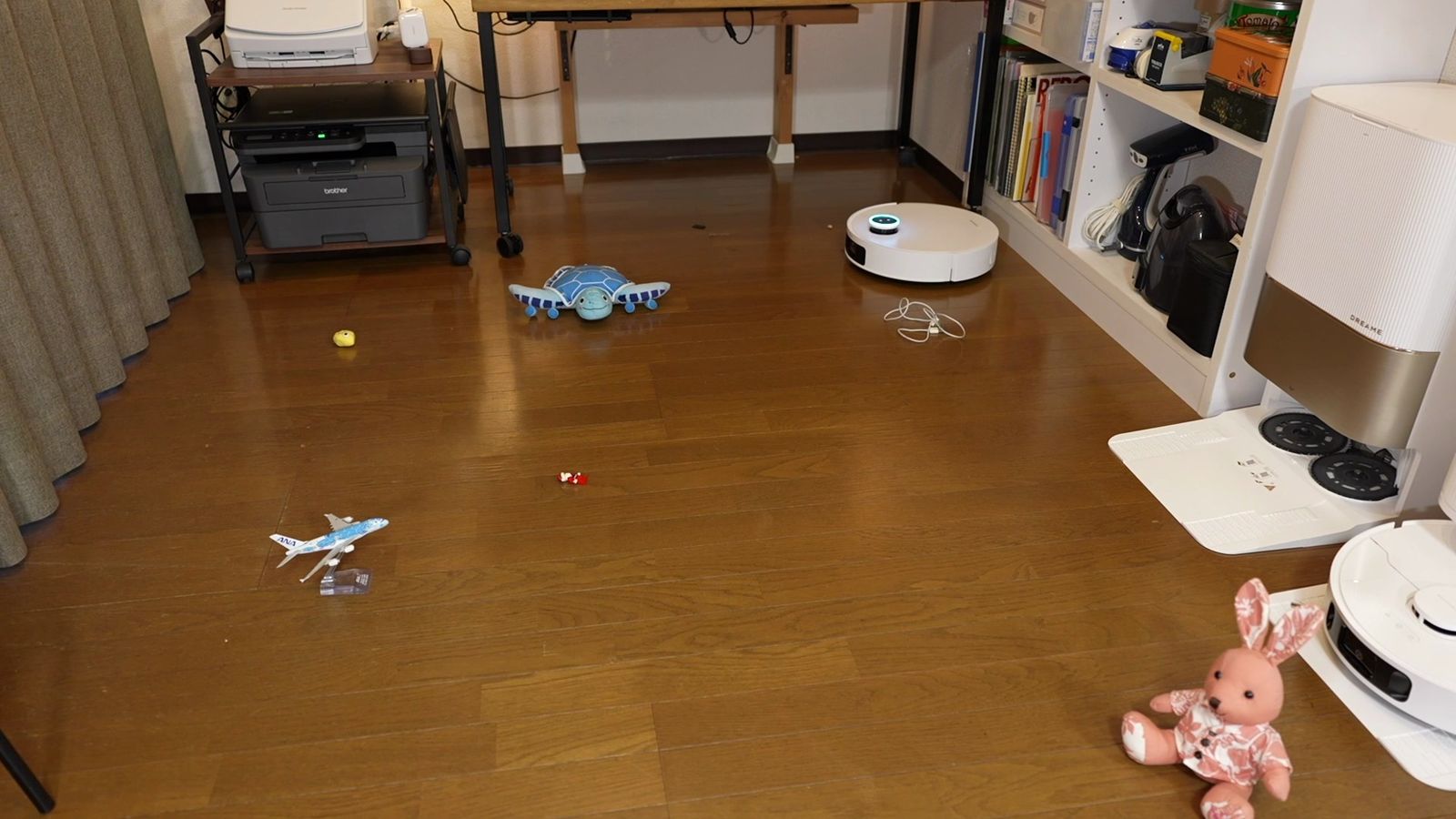 電源コードやぬいぐるみを置いた床とロボット掃除機の障害物テスト