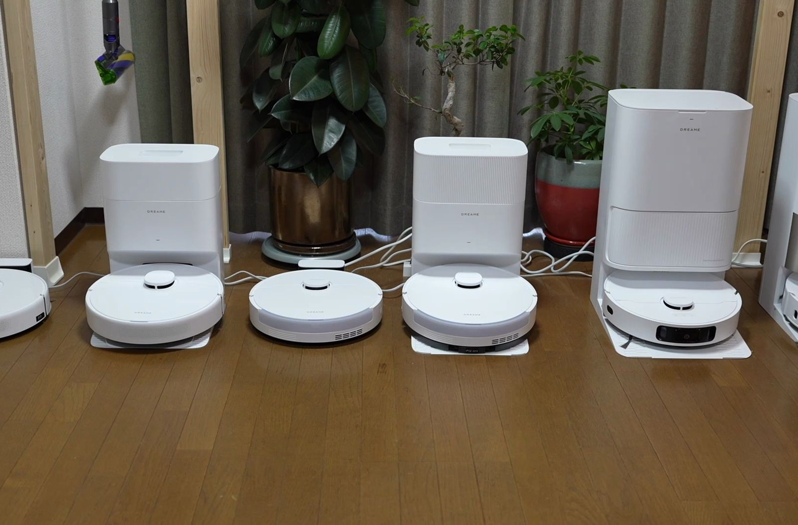ドック付きも含めて横一列に並んだDreameのロボット掃除機6台