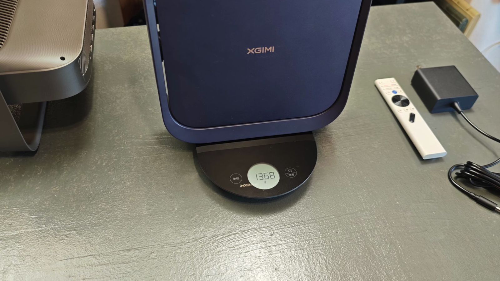 はかりに載せたElfin Flip Laserの実測重量
