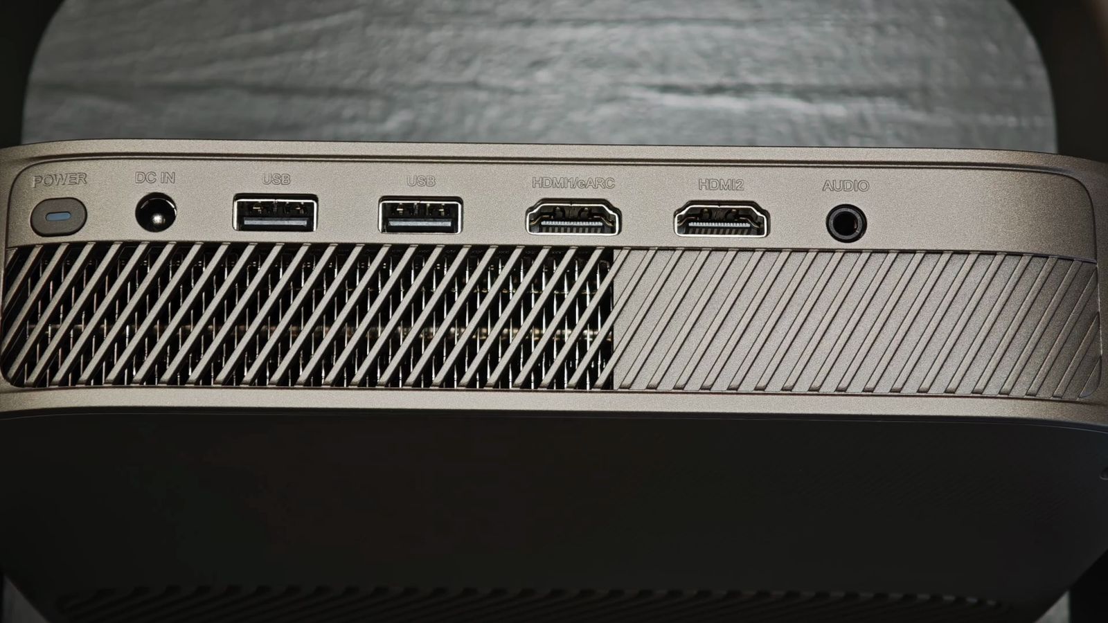 Elfin Flip 4Kの背面端子。HDMIとUSBが2つずつ