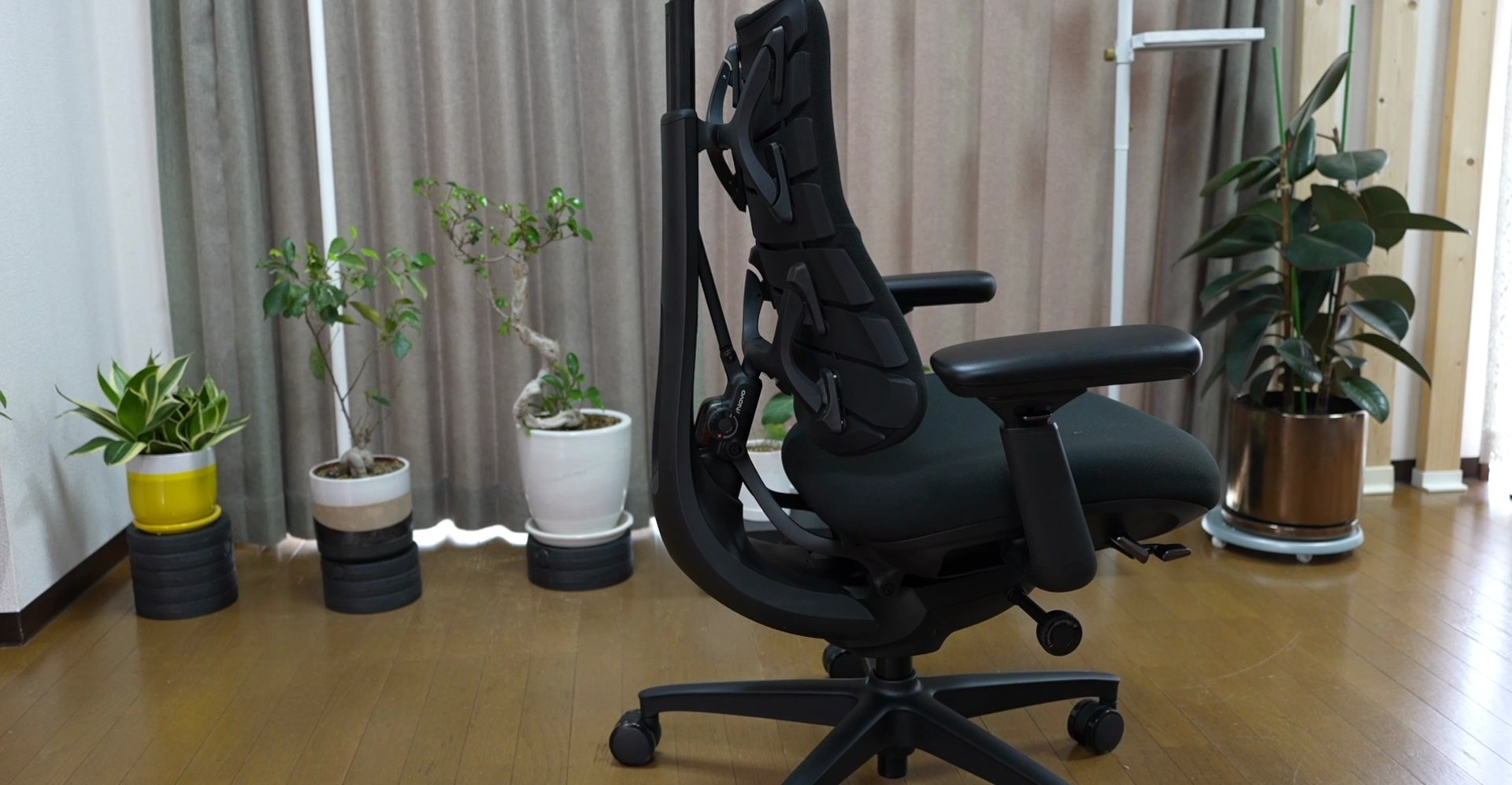 うろこ状のパネルが並ぶフレックスフィットバックレストを横から見たところ