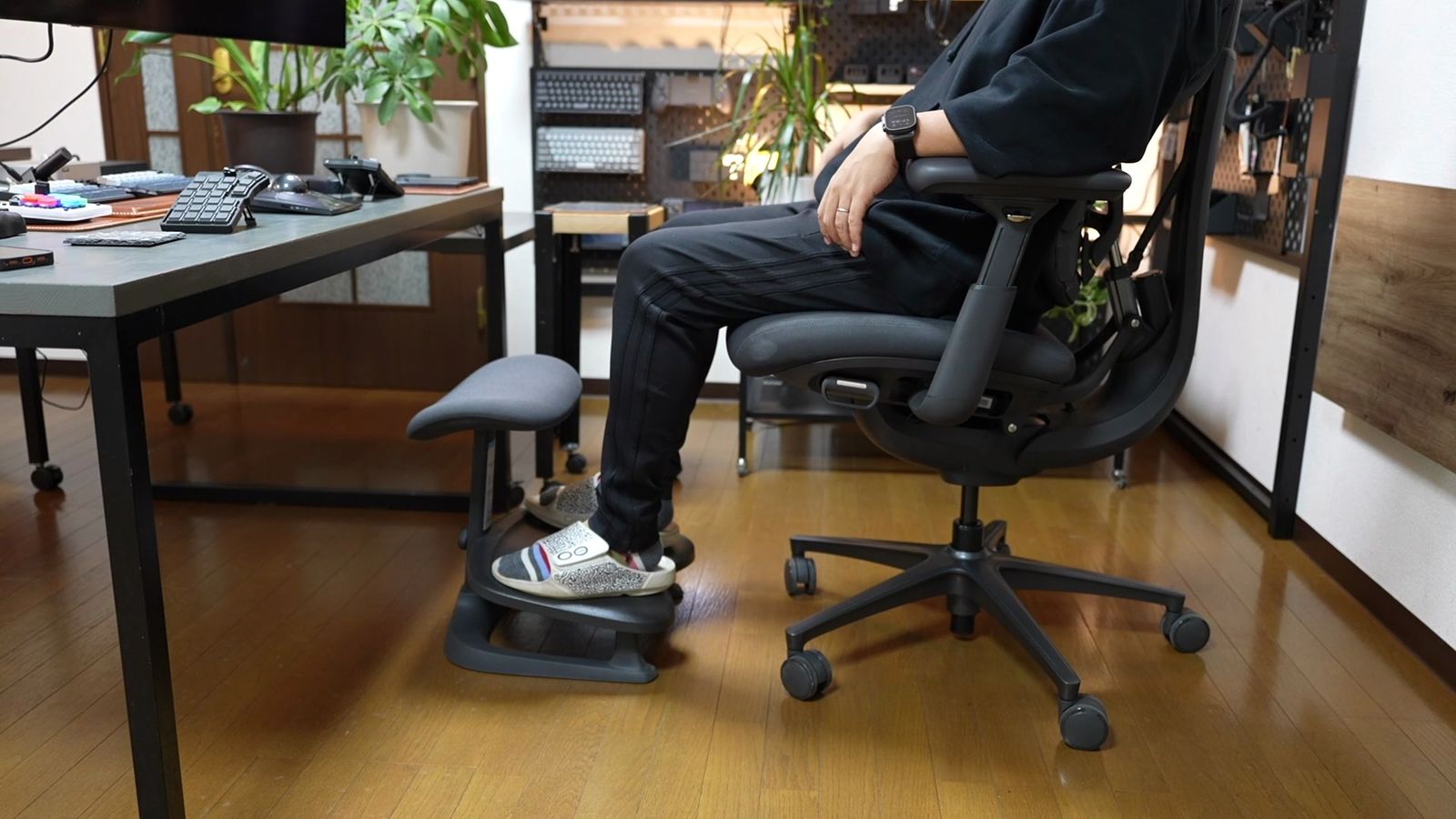 傾斜つきの専用フットレストに両足を乗せた足元のアップ