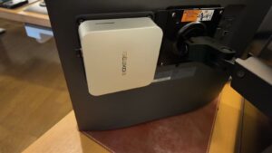 モニター背面のVESAプレートに固定したA6