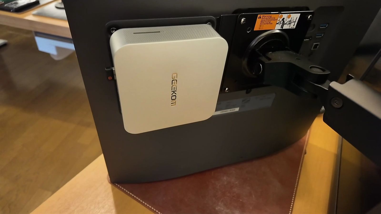 モニター背面のVESAプレートに固定したA6