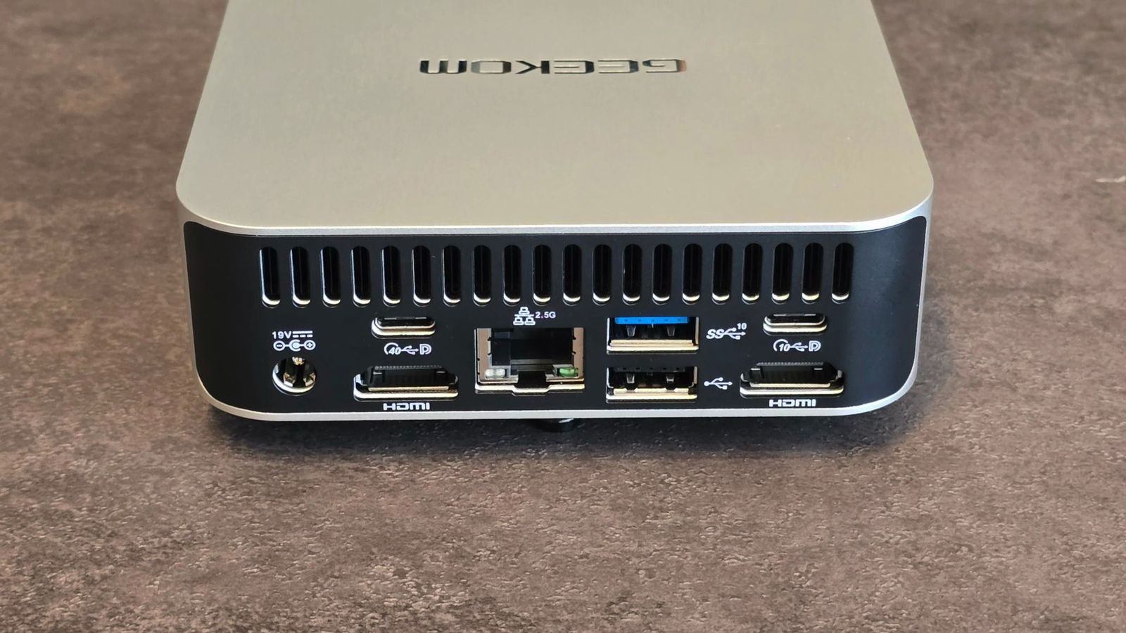 背面ポート。HDMI×2・2.5GbE LAN・USB4 Type-C